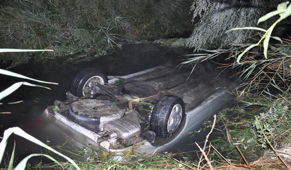 OTOMOBİL SULAMA KANALINA UÇTU