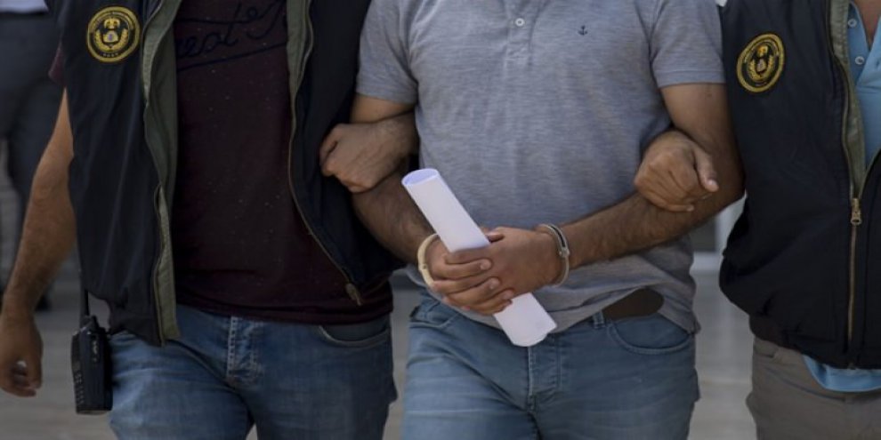 Altını ıslatan kızına yaptıkları pes dedirtti!