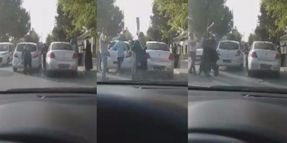 Kadın sürücü tartıştığı kişiye plakayla saldırdı!