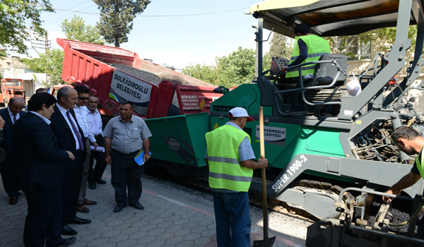 DULKADİROĞLU BELEDİYESİ İLK ASFALTI DÖKTÜ