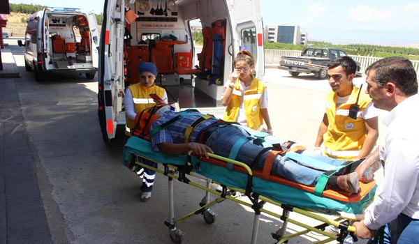 KARŞIDAN KARŞIYA GEÇMEK İSTERKEN OTOMOBİL ÇARPTI