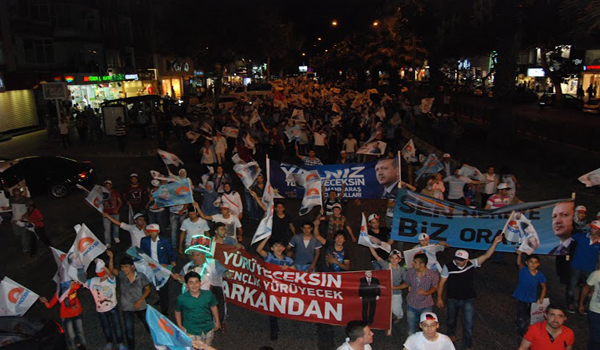 AK GENÇLİK ŞEHRE KARNAVAL HAVASI YAŞATTI