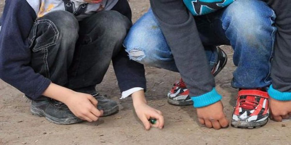 Buldukları cismi kurcaladılar! Biri öldü