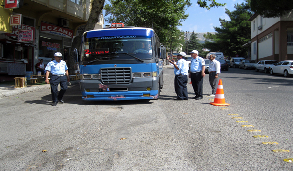 TRAFİK ZABITA DENETİMLERİNİ SÜRDÜRÜYOR