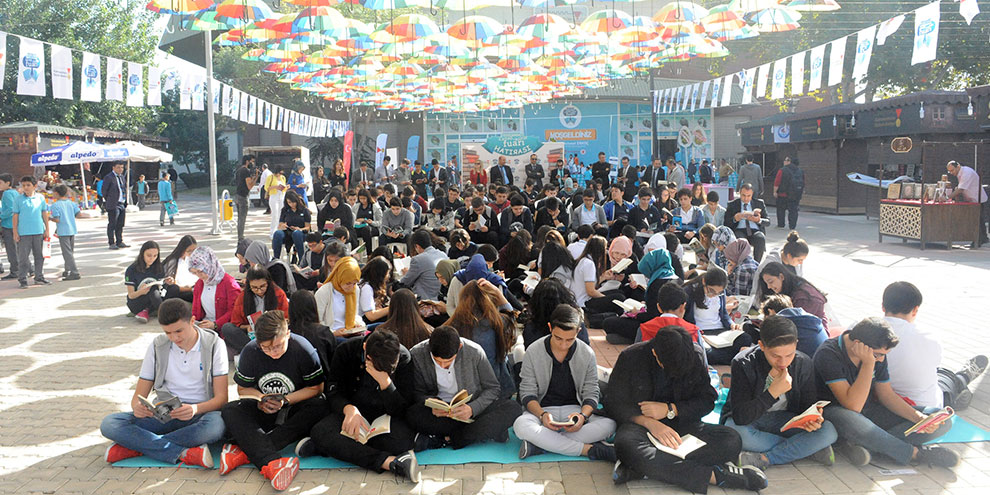 Kitap Fuarı’nın ilk gününde kitap okuma etkinliği