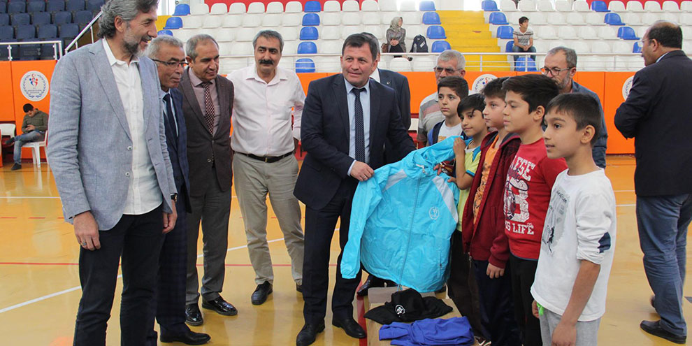 Amatör spor kulüplerine spor malzemesi desteği yapıldı