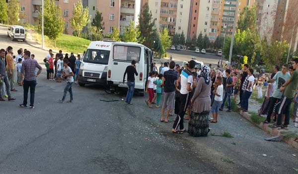 DOĞUKENTTE TRAFİK KAZASI, AMBULANS  12 DAKİKADA GELDİ