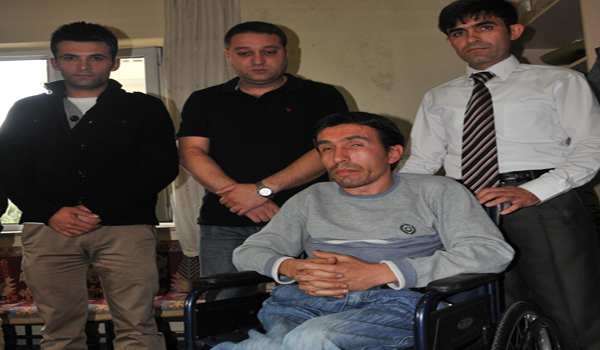 İNTERNETTE TANIŞIP ENGELLİLERİN YARDIMINA KOŞTULAR