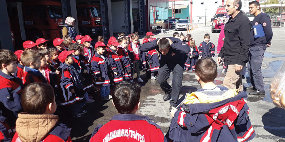 Büyükşehir itfaiyesi minik kahramanları ağırladı