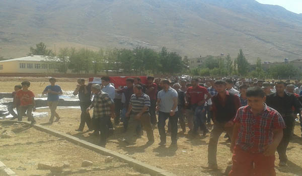 İNTİHAR EDEN ASKER TOPRAĞA VERİLDİ