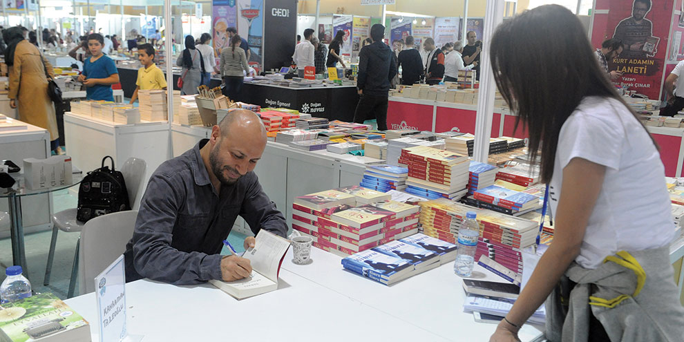 Tazeoğlu kitap imzaladı