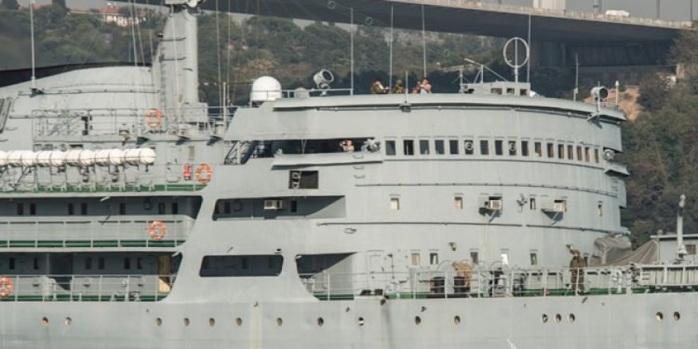 Rus savaş gemisi boğazdan geçiş yaptı