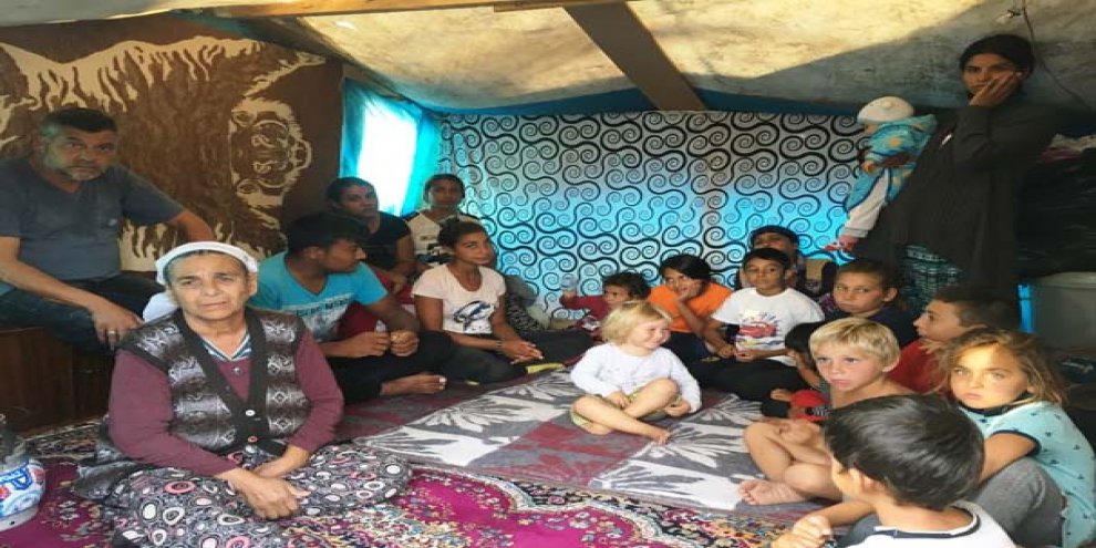 İzmir'de 11 aile sopalarla mahalleden kovuldu...