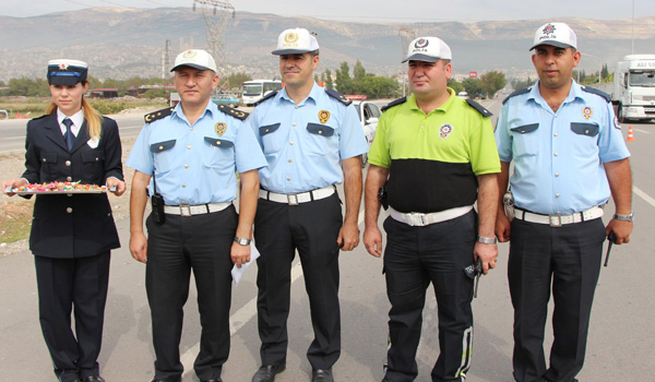 POLİSTEN SÜRÜCÜLERE BAYRAM ŞEKERİ