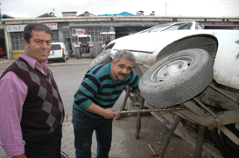 OTOMOBİLİNİ YAN YATIRIP TAMİR ETTİ