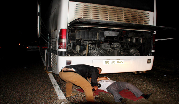 YOLCU OTOBÜSÜ SEYİR HALİNDE İKEN ALEV ALDI