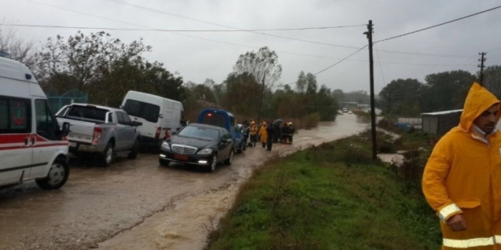Askeri araç sel sularına kapıldı: 1 asker kayıp