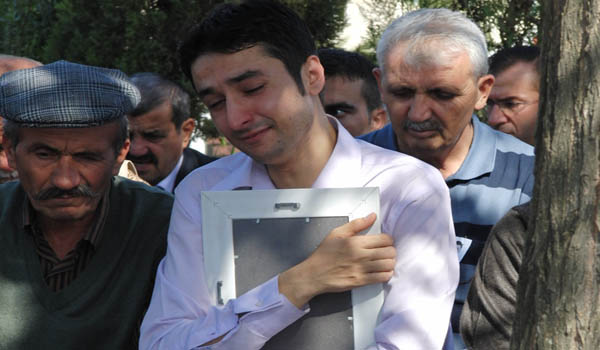 İNTİHAR ETTİĞİ İDDİA EDİLEN POLİS MEMURU TOPRAĞA VERİLDİ