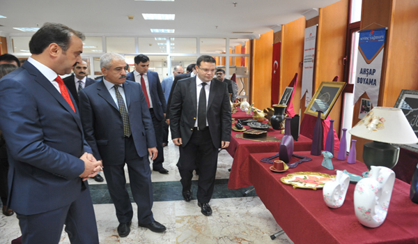 HAYATA TUTUNMAK SERGİSİ AÇILDI