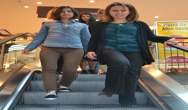 MERDİVENLER BİR DAKİKA DURDUHERKES YÜRÜDÜ