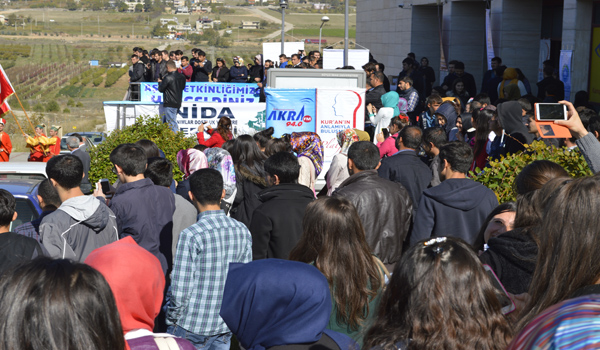 FARKINDALIK SERGİSİ VE AŞURE PROGRAMINA ÜNİVERSİTELİ GENÇLERDEN YOĞUN İLGİ