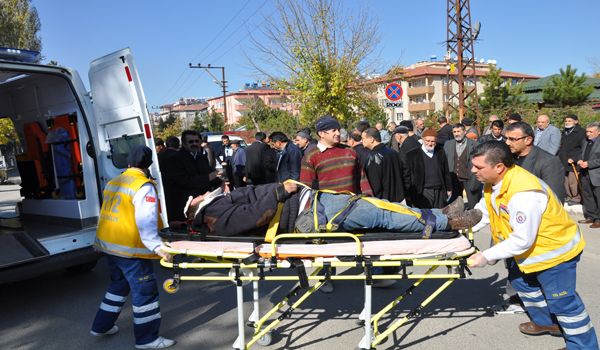 MOTOSİKLET KAMYONETE ÇARPTI: 1 YARALI