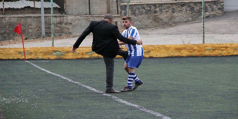 Bunu da gördük! Başkan oyuncusunu tekmeledi