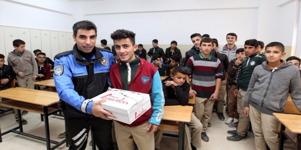 Hakkari'de polisten öğrencilere bot yardımı