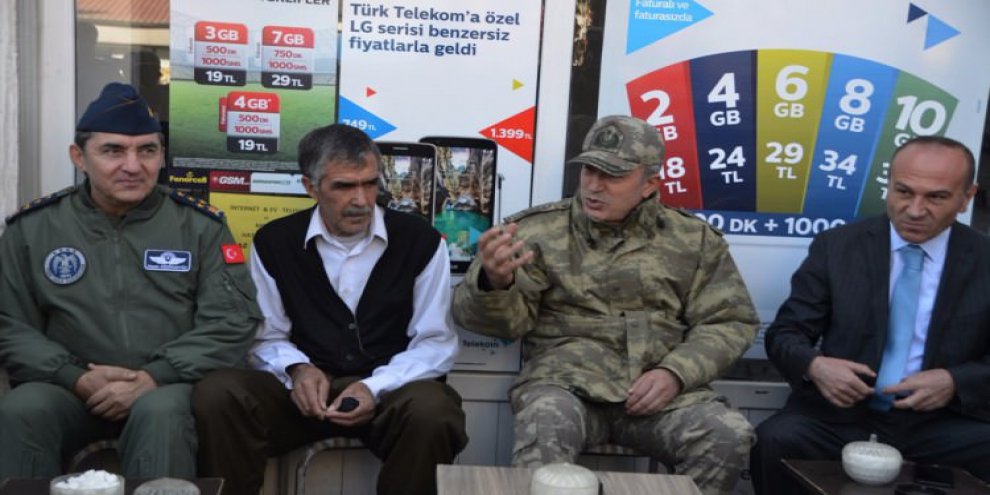 Akar ile fotoğrafçı arasında gülümseten diyalog