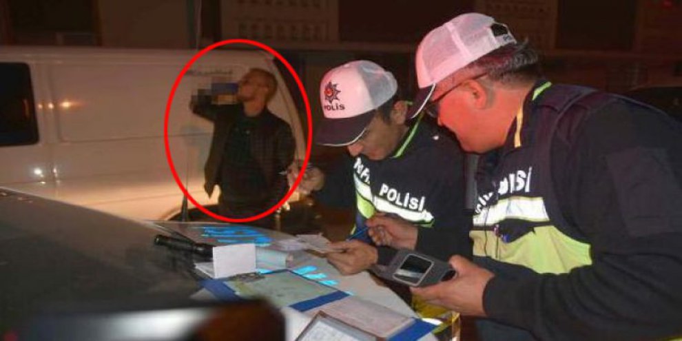 Polis ceza yazarken o birasını içmeye devam etti!