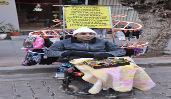 BİR ŞAKAYLA HAYATI KARARDI