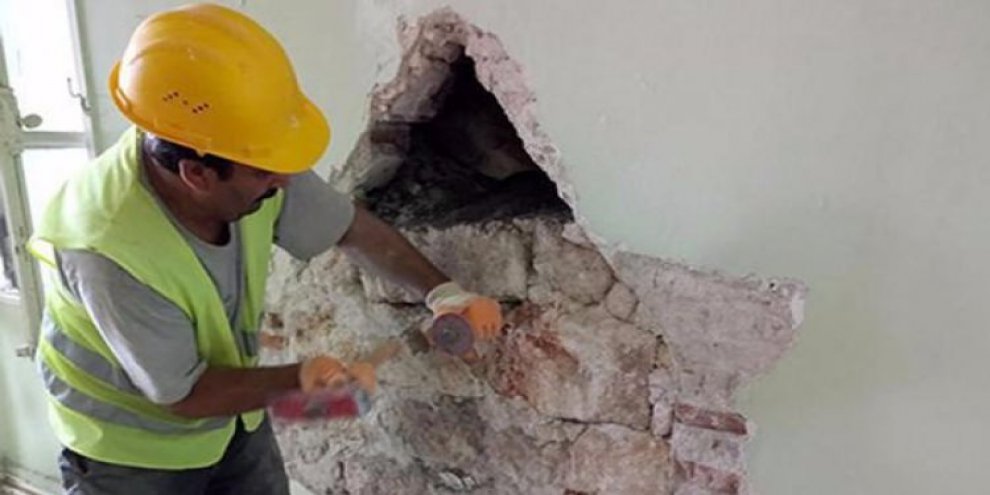 Tarihi lise binasında gizli bölme bulundu!