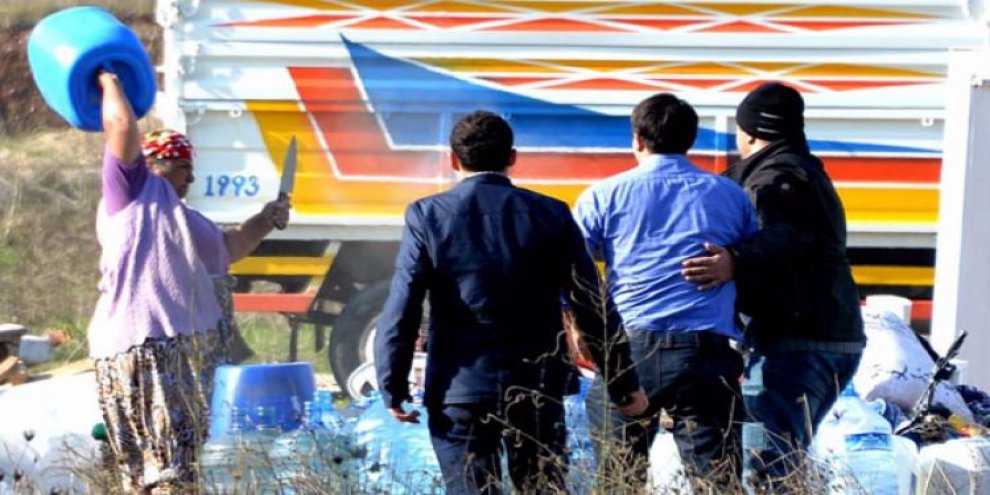 Ekmek bıçaklarıyla...