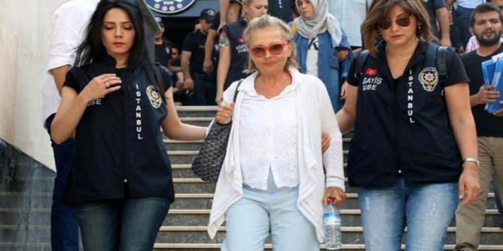 Nazlı Ilıcak duruşmada ağladı