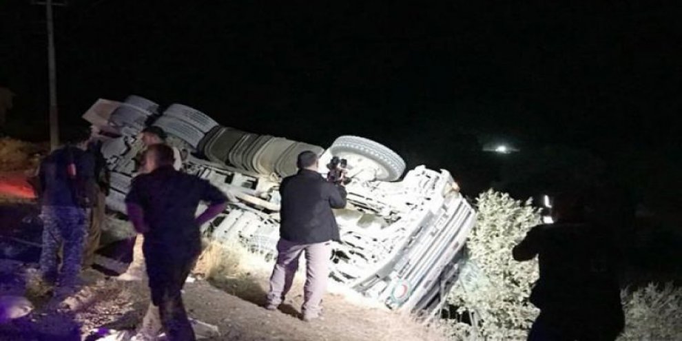 Irak’a yardım malzemesi taşıyan AFAD tırı devrildi