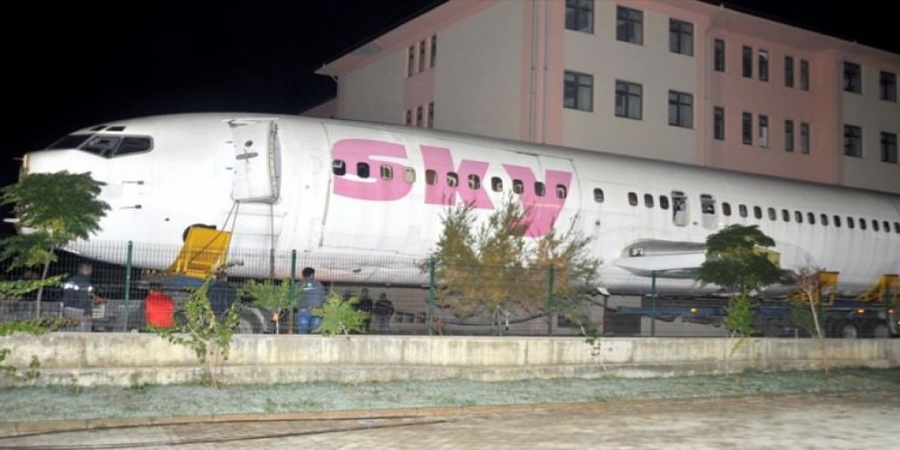 Lise bahçesinde uçağı görenler şoke oldu!