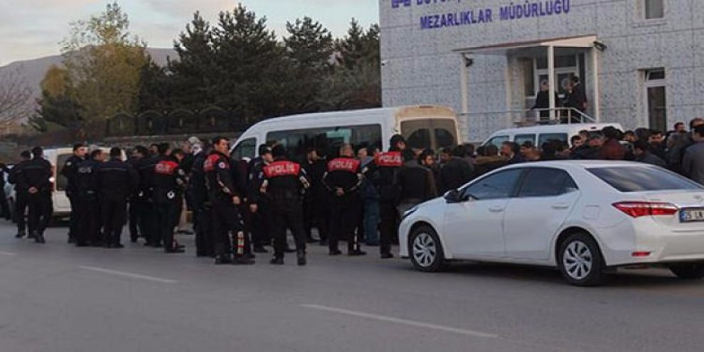 Aile fertleri cenazenin başında kavga etti!