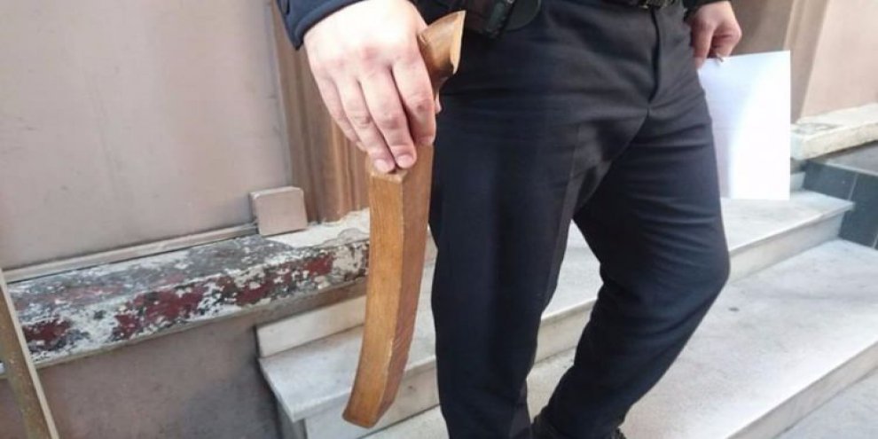 Banka şubesine sandalye bacağıyla saldırı