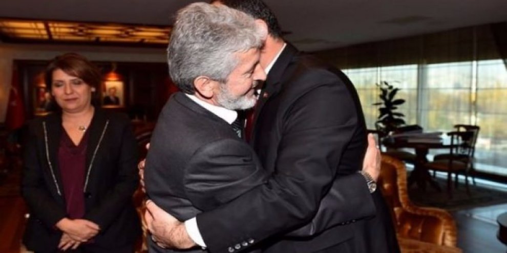 CHP'lileri çıldırtan kare: Nasıl sarılırsın!