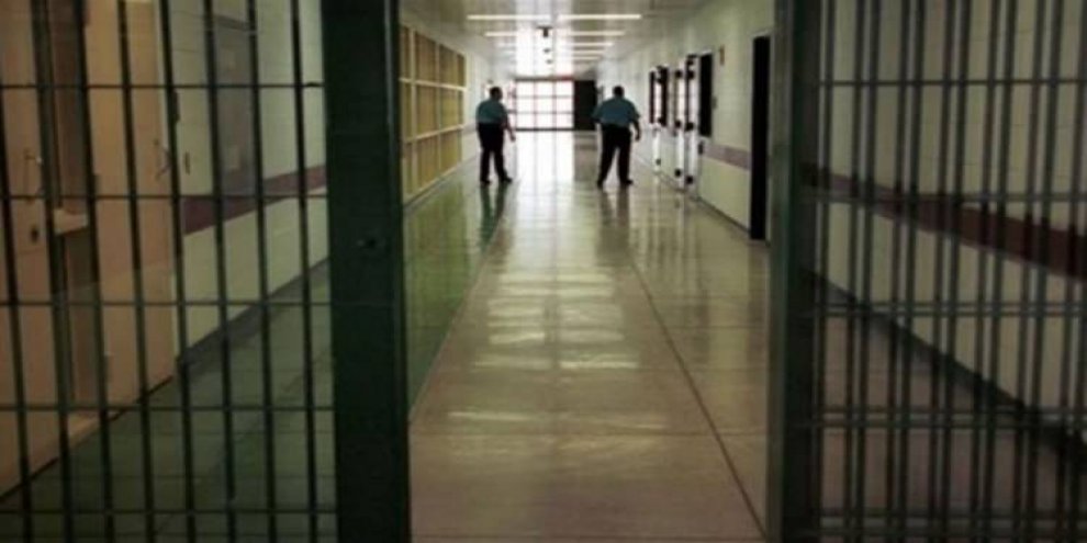 Cezaevine girmemek için kendini vurdu