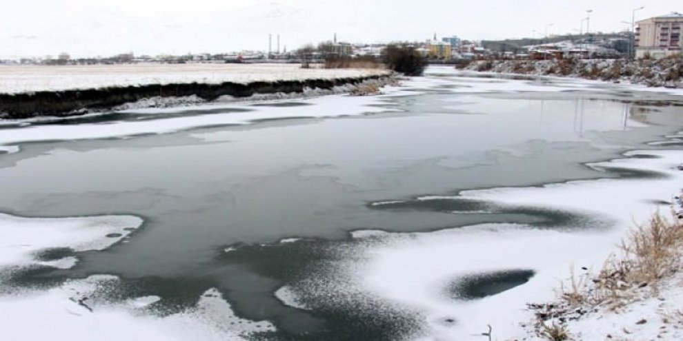 O ilin merkezinde nehir dondu!