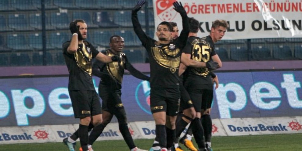 Ümit Özat'a ilk maçında acımadılar