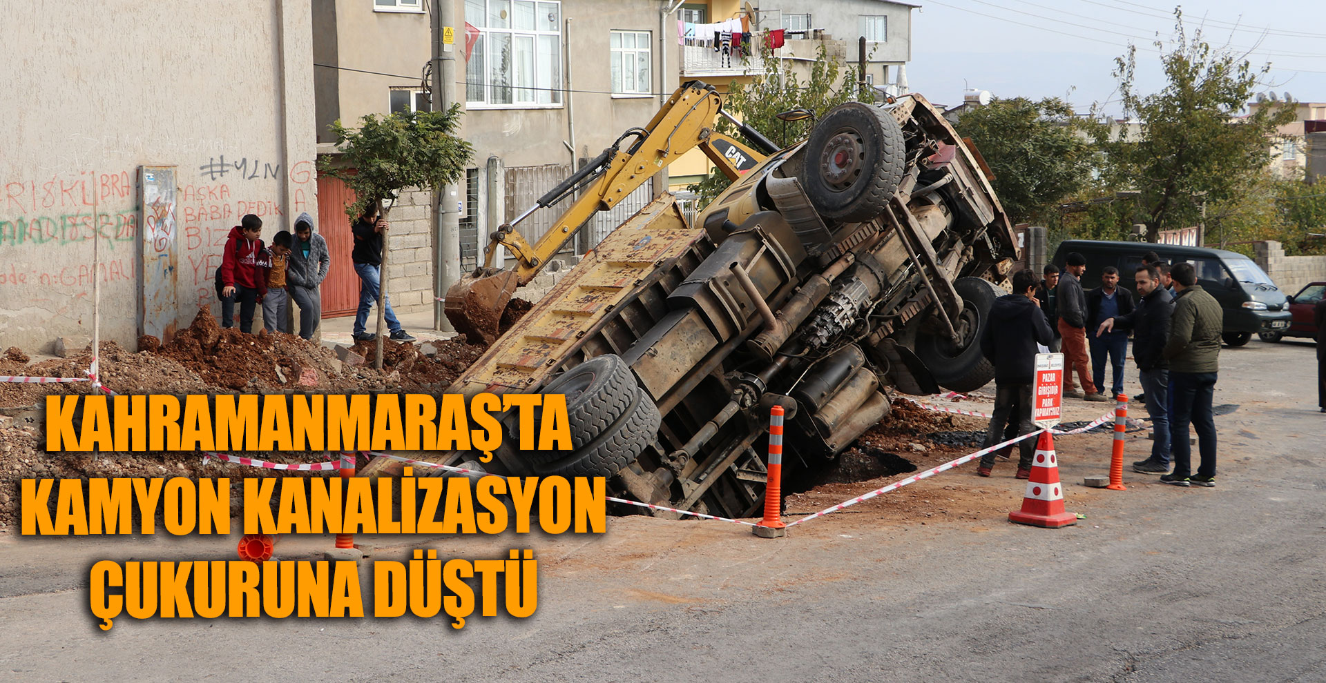 Kamyon kanalizasyon çukuruna düştü