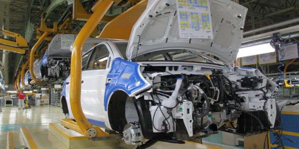 Otomobil devine şok! Çalışanlar iş bıraktı