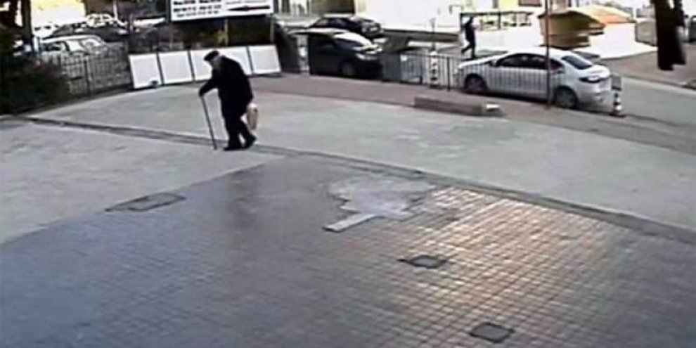 89 yaşındaki adamı dövüp, gasp ettiler