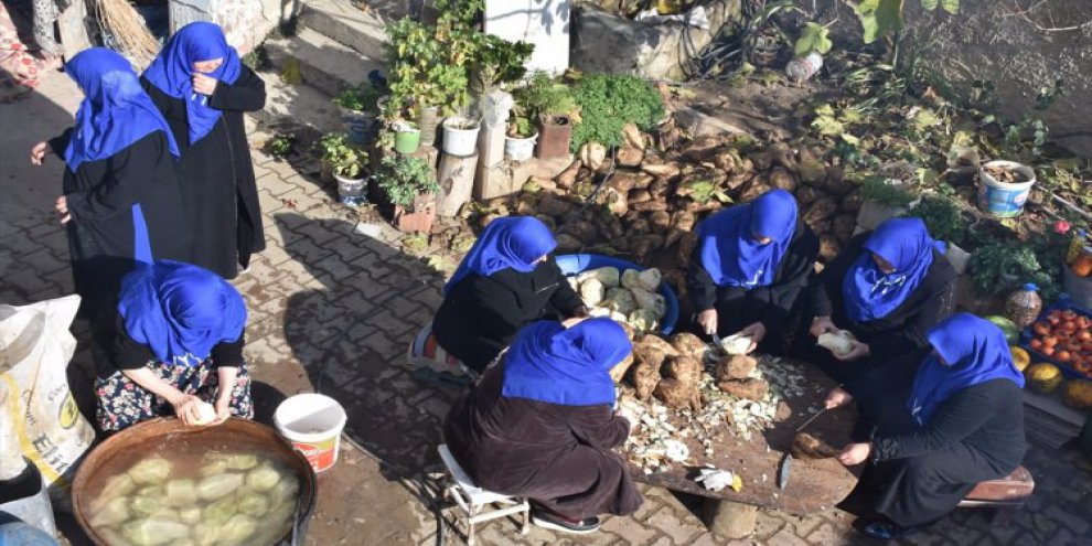 Kayı Boyu kadınları Erdoğan'a pekmez götürdü