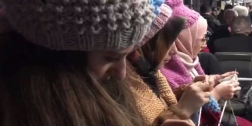 Metrobüste 3 saat boyunca örgü ördüler