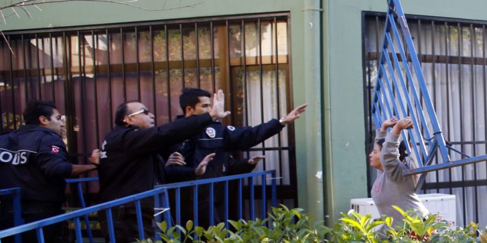 İhalede arbede! Bariyerler havada uçuştu