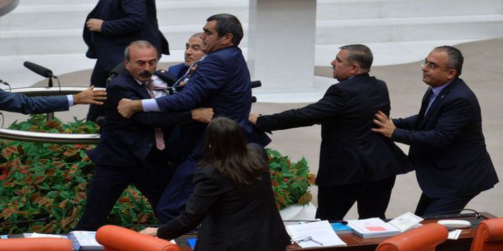Meclis'te kavga çıktı!