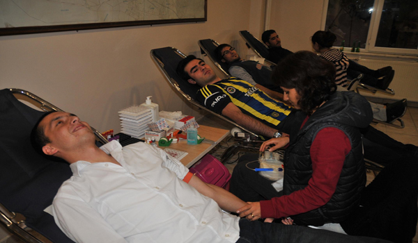 ÖĞRENCİLERDEN KAN BAĞIŞI